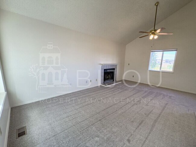 Building Photo - 6470 Chantilly Pl