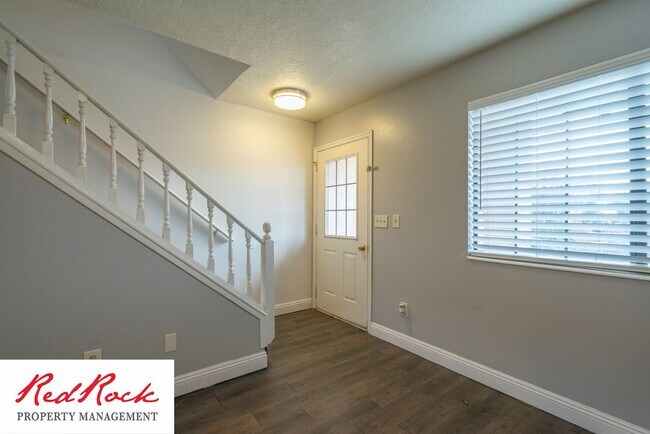 Foto del edificio - 2 Bedroom Townhome with Gorgeous Balcony