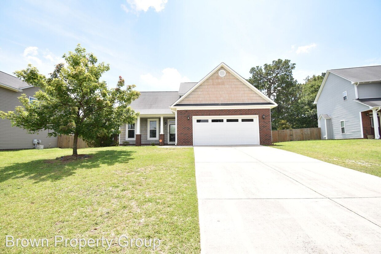 4 br, 2.5 bath House 2245 Lakedale Dr House Rental in Fayetteville