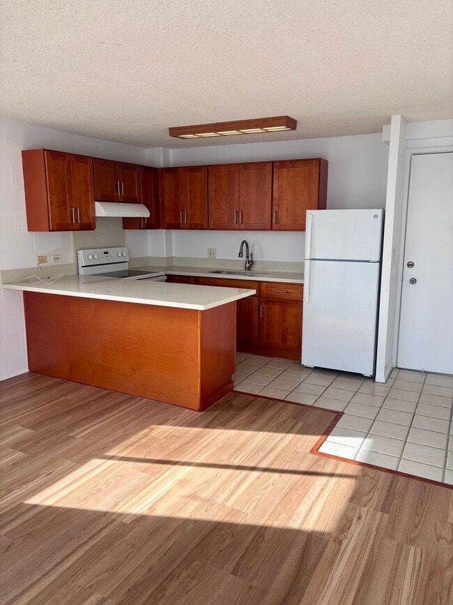 Building Photo - Available Now : 1 bedroom, 1 bath with 1 assigned parking stall in Summer Villa
