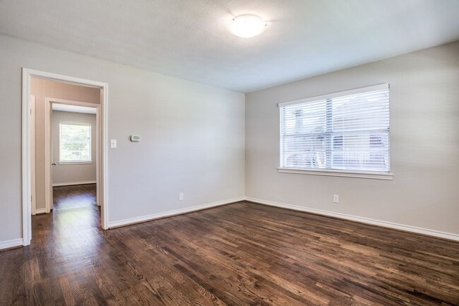 Building Photo - Beautiful duplex in Bishop Arts District