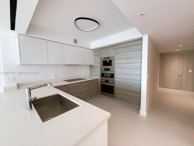 Foto del edificio - 330 Sunny Isles Blvd