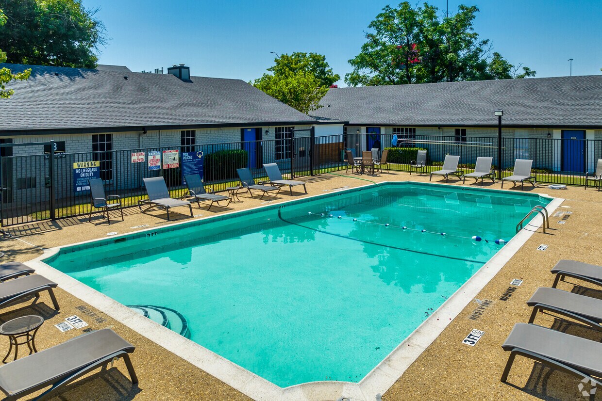 Parkwyn Townhomes Apartments in North Richland Hills, TX