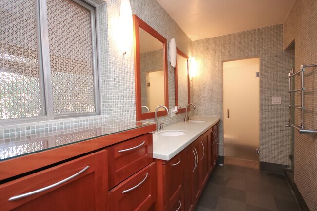 Building Photo - 331 S Orange Grove Blvd