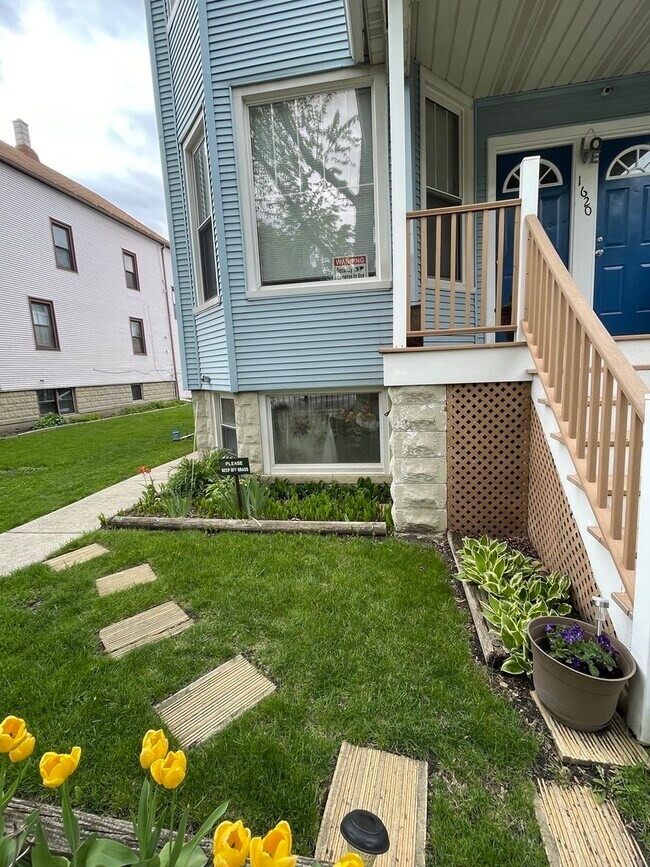Building Photo - 1620 N Kildare Ave