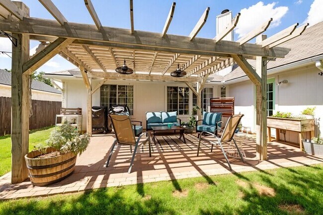 Foto del edificio - 16303 Lone Wolf Dr