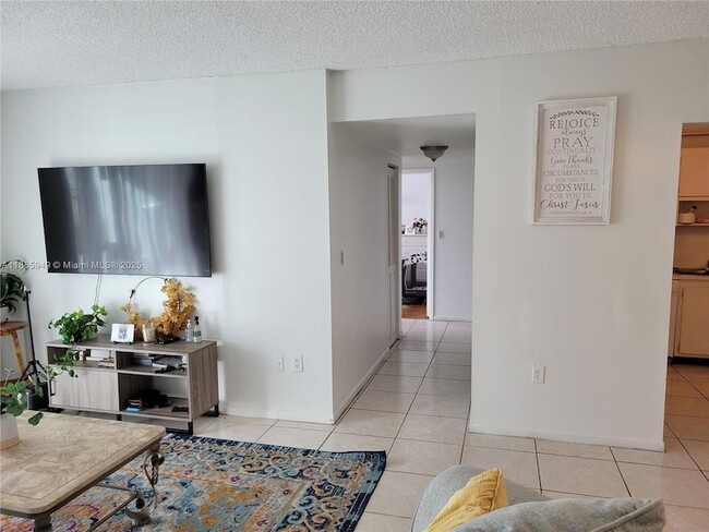 Foto del edificio - 919 Hillcrest Dr