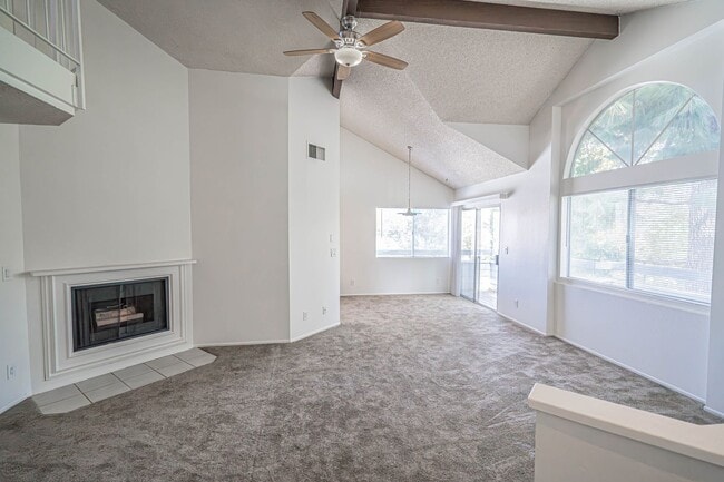 Foto del edificio - COMING SOON! Charming 2-Bedroom Condo with Loft in the American Beauty Community of Canyon Country