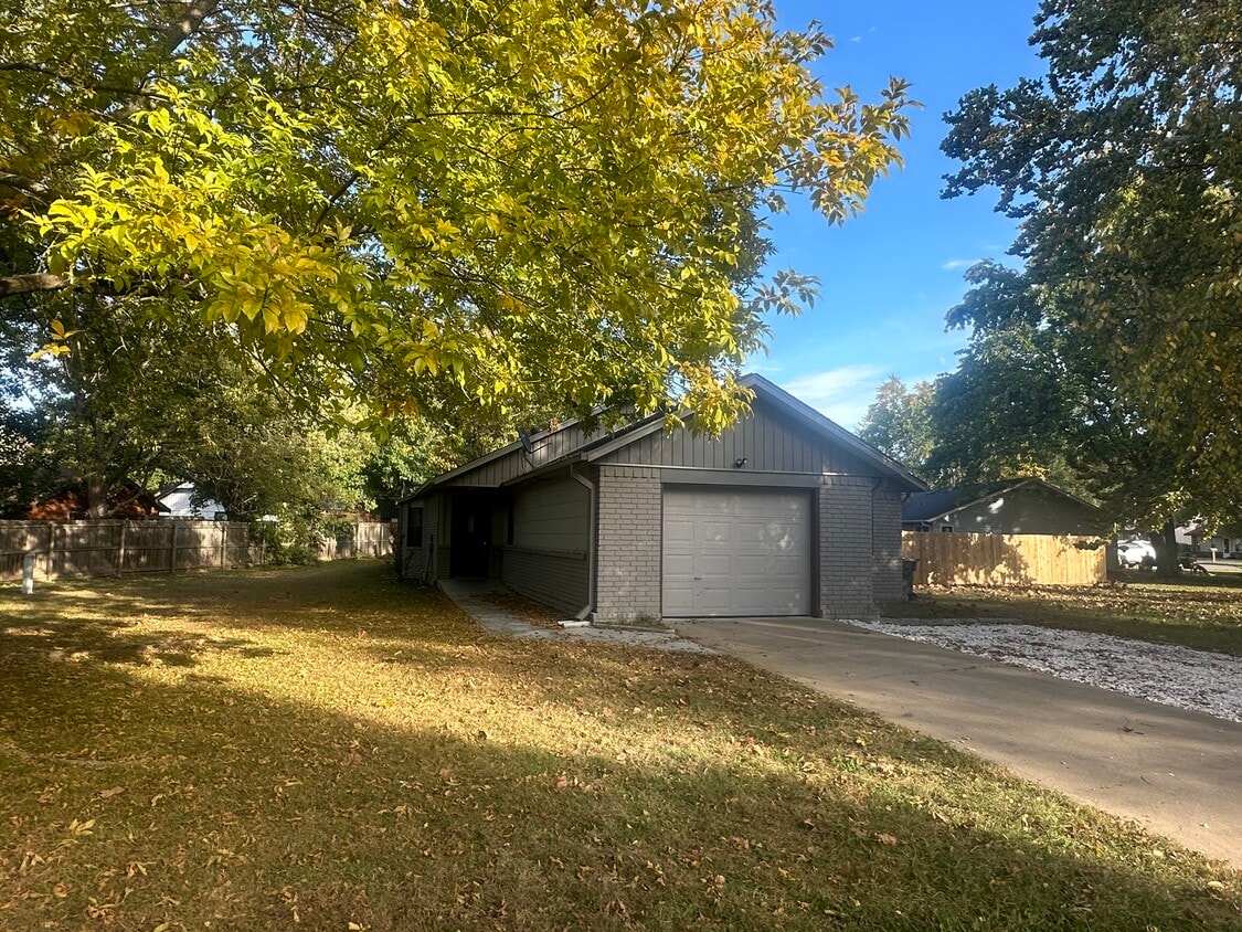 921 N Century Dr, Rogers, AR 72756 House Rental in Rogers, AR