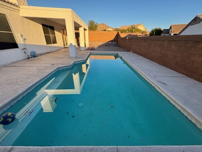 Building Photo - Pool Home with 3Bedrooms +Bonus Room Bullh...