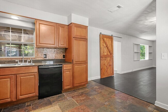 Building Photo - 207 Tonawanda Dr