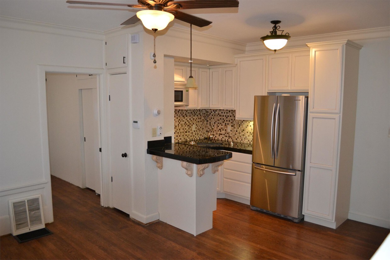 Primary Photo - 143 N College Ave