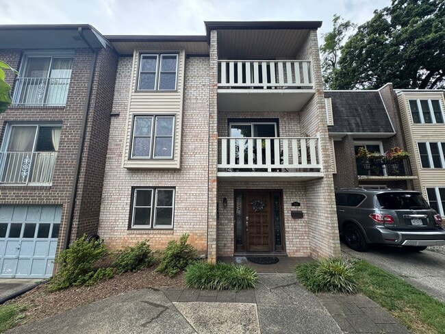 Refreshing 4 Bed 2/2 Bath End Unit Townhom... - Refreshing 4 Bed 2/2 Bath End Unit Townhom... House