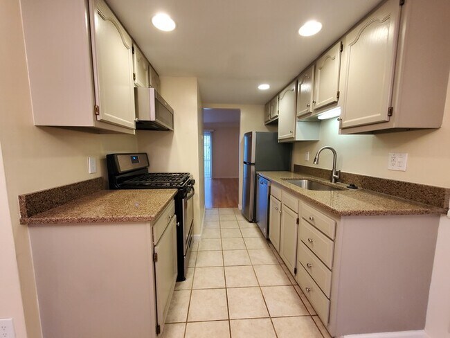 Building Photo - 2597 Olde Hill Ct N