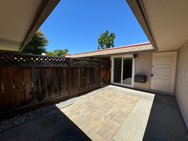 Foto del edificio - Nice Single Level End Unit with No Neighbo...