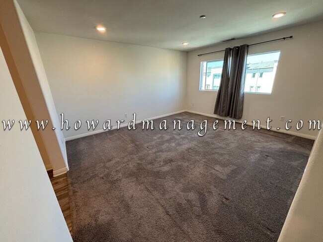 Foto del edificio - 3 Bed 3 Bath, Three Story Townhome with pr...