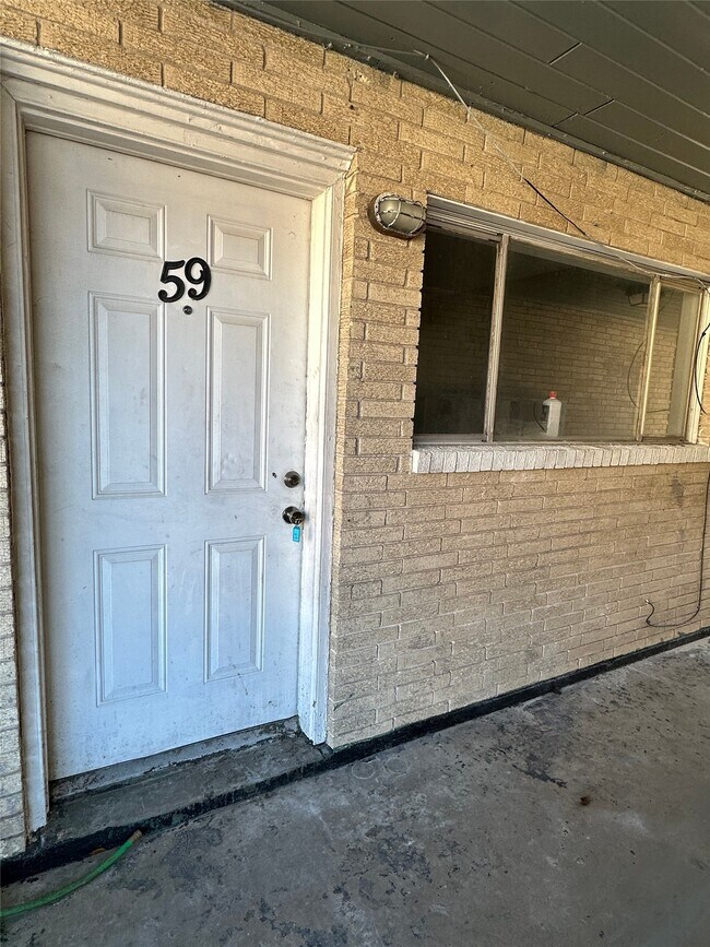 Building Photo - 516 Holiday Dr