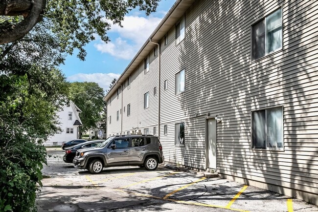 Building Photo - Ground-Floor 1-Bedroom with Walk-Out Patio