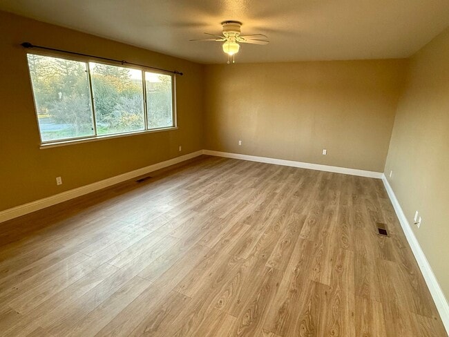 Building Photo - One level duplex in Windsor with 1 Car Garage, Cats Ok!