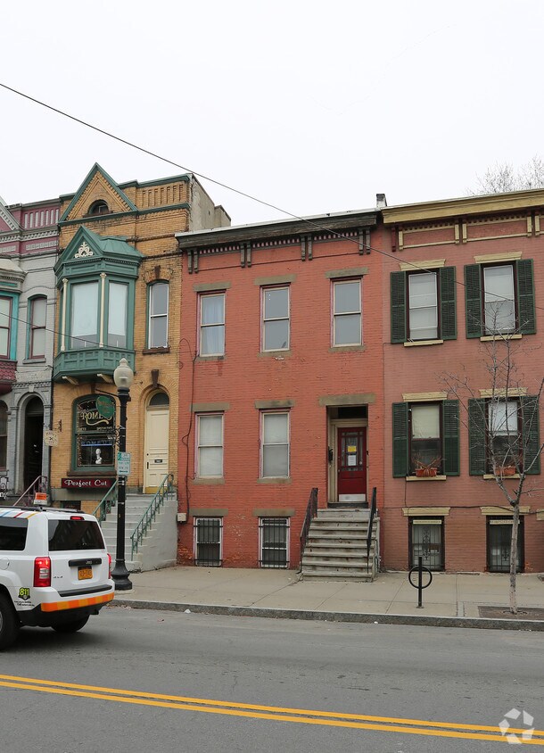 Building Photo - 297 Lark St