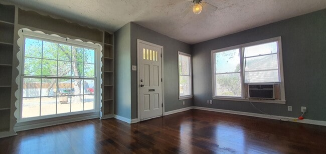 Building Photo - CHARMING and QUAINT 3 bedroom 1-1/2 bath d...