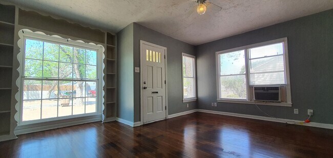 Foto del edificio - CHARMING and QUAINT 3 bedroom 1-1/2 bath d...