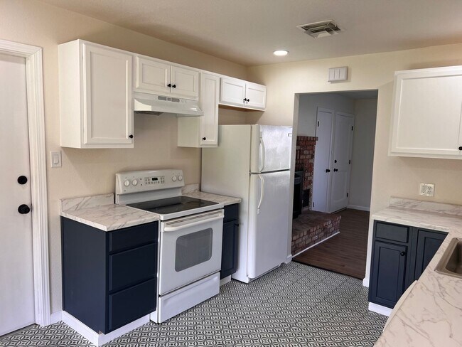 Building Photo - 3 Bedroom Home On Large Lot