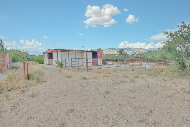 Foto del edificio - HUGE PROPERTY W/ POOL AND HORSE FACILITY W...