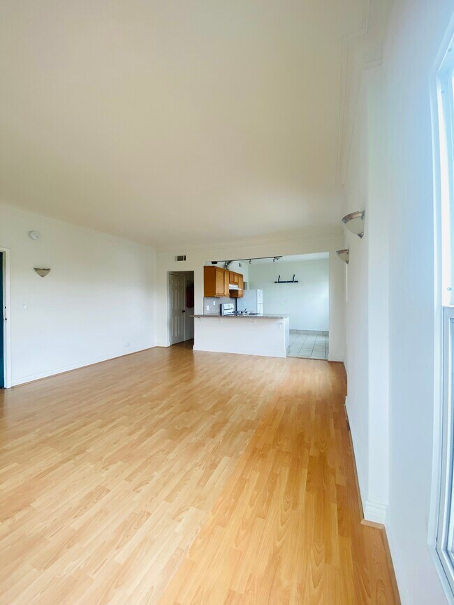 Building Photo - 251 N Kenmore Ave