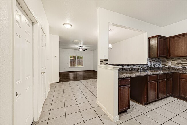 Foto del edificio - 8843 Leclaire Meadow Dr