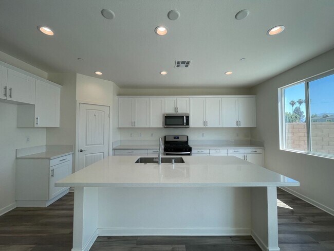 Foto del edificio - 5-Bedroom Home, Including In-Law Suite, in...