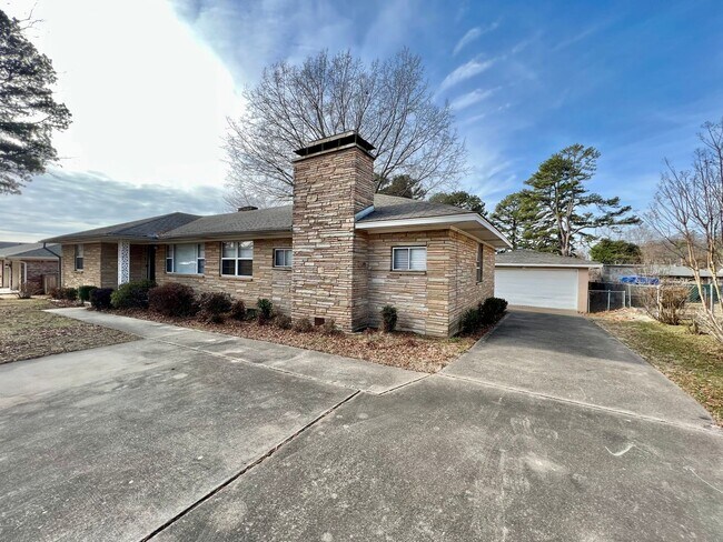 Foto del edificio - 3 Bedroom, 1.5 Bathroom Home on Southside ...