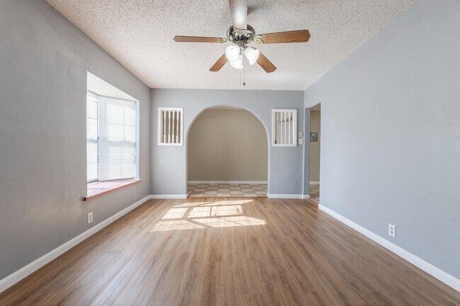 Building Photo - 875 Plainview Dr