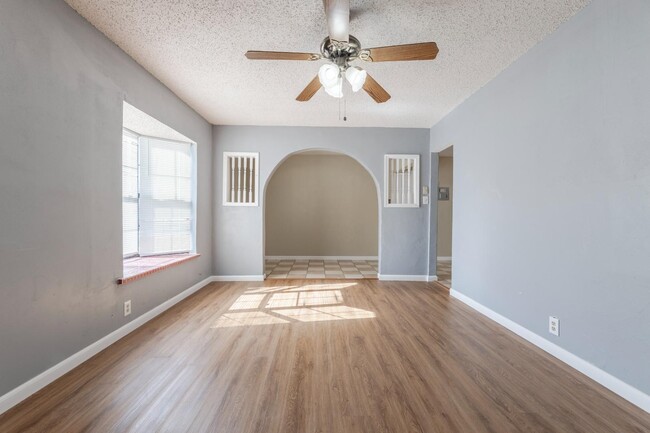 Foto del edificio - 875 Plainview Dr