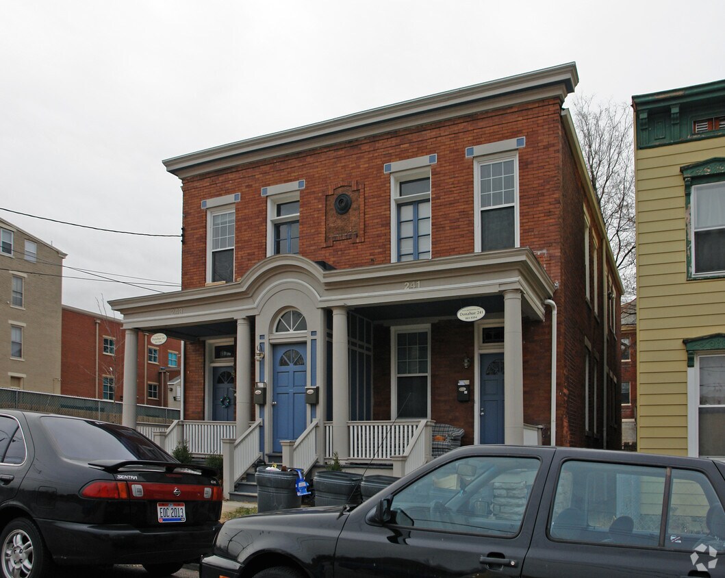 Foto del edificio - 241-243 Donahue St