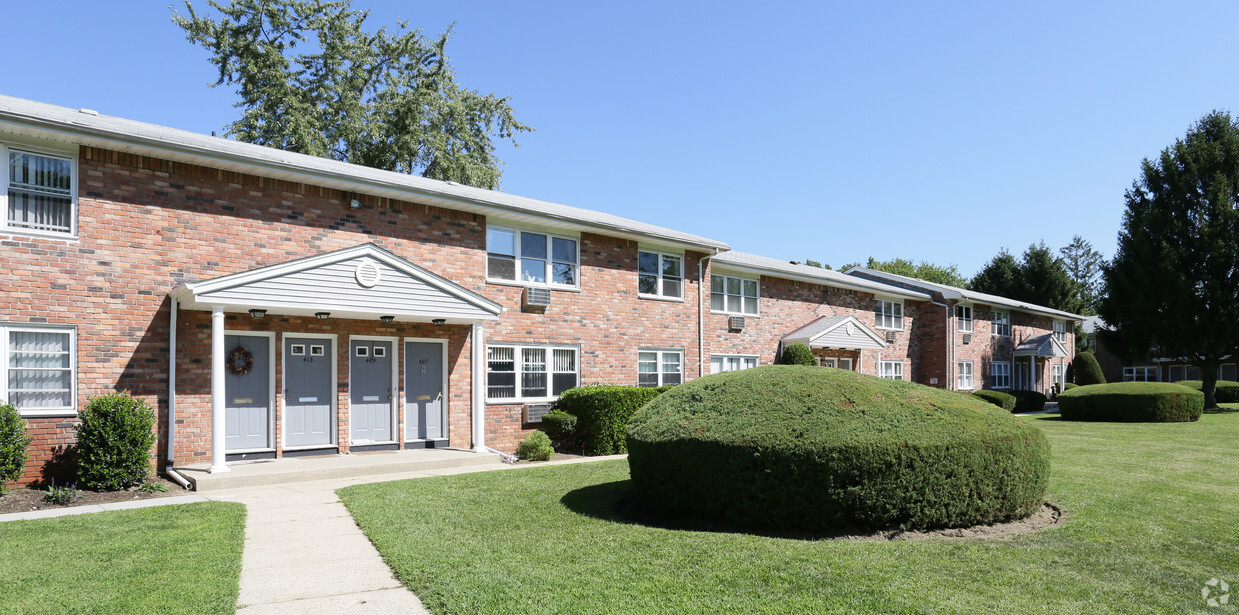 Primary Photo - Maple Crest Apartments at Dix Hills