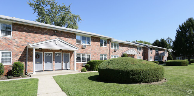 Maple Crest Apartments at Dix Hills