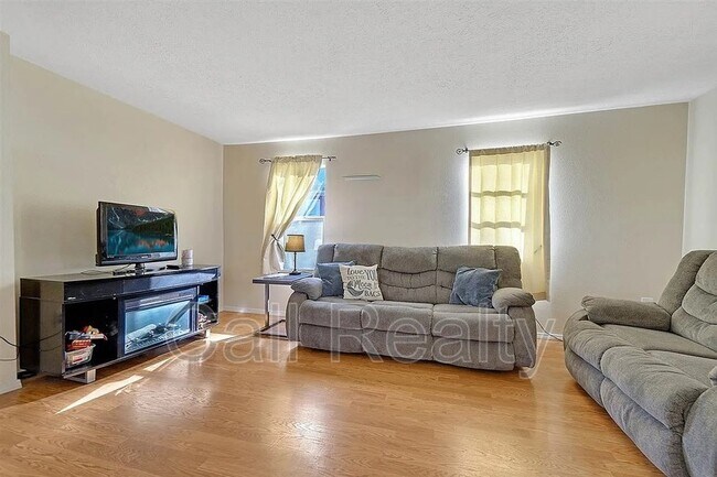 Foto del edificio - 2423 E Everett Ave