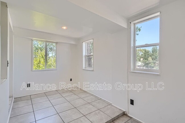 Building Photo - 41 W Byers Pl