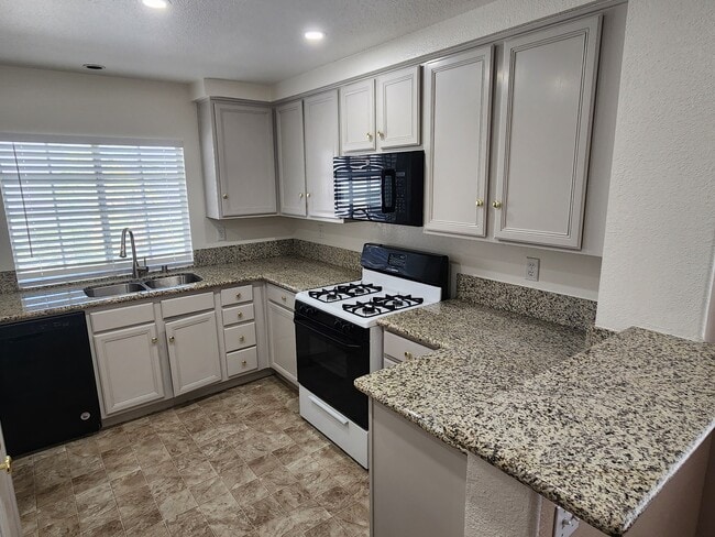 Building Photo - 5201 S Torrey Pines Dr
