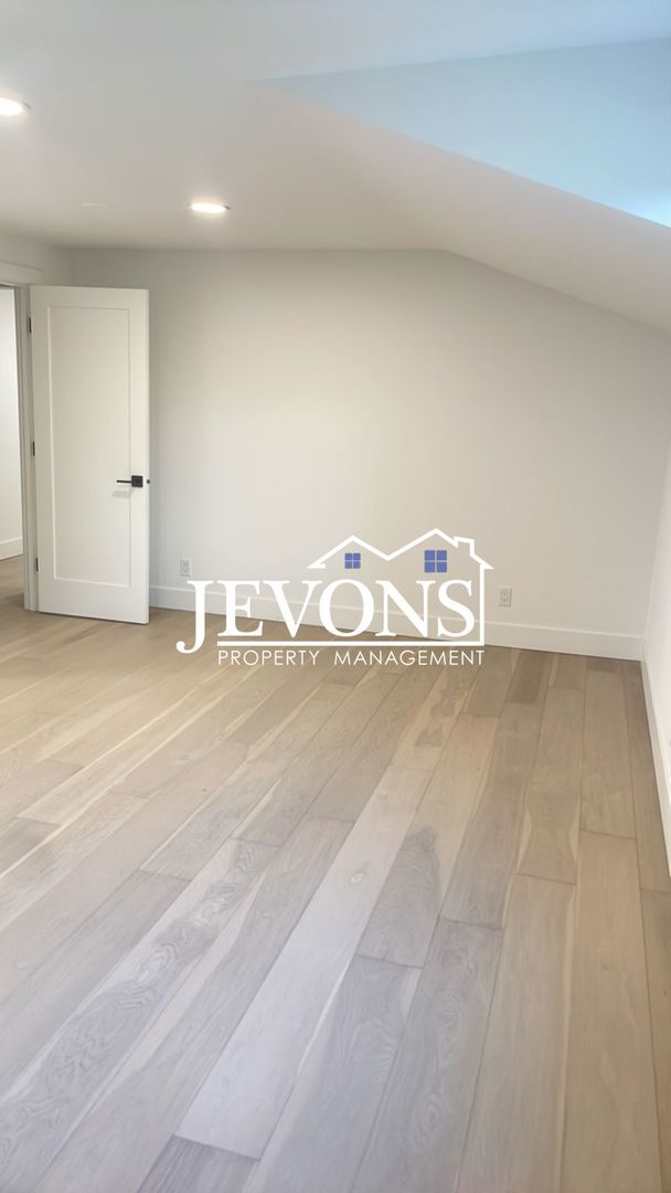 Building Photo - Stunning two-story single-family home in Redmond