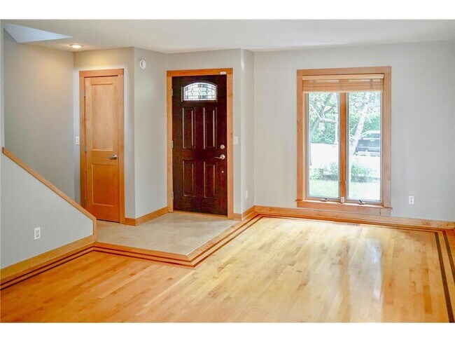 Foto del edificio - 1722 Emerson Ave S