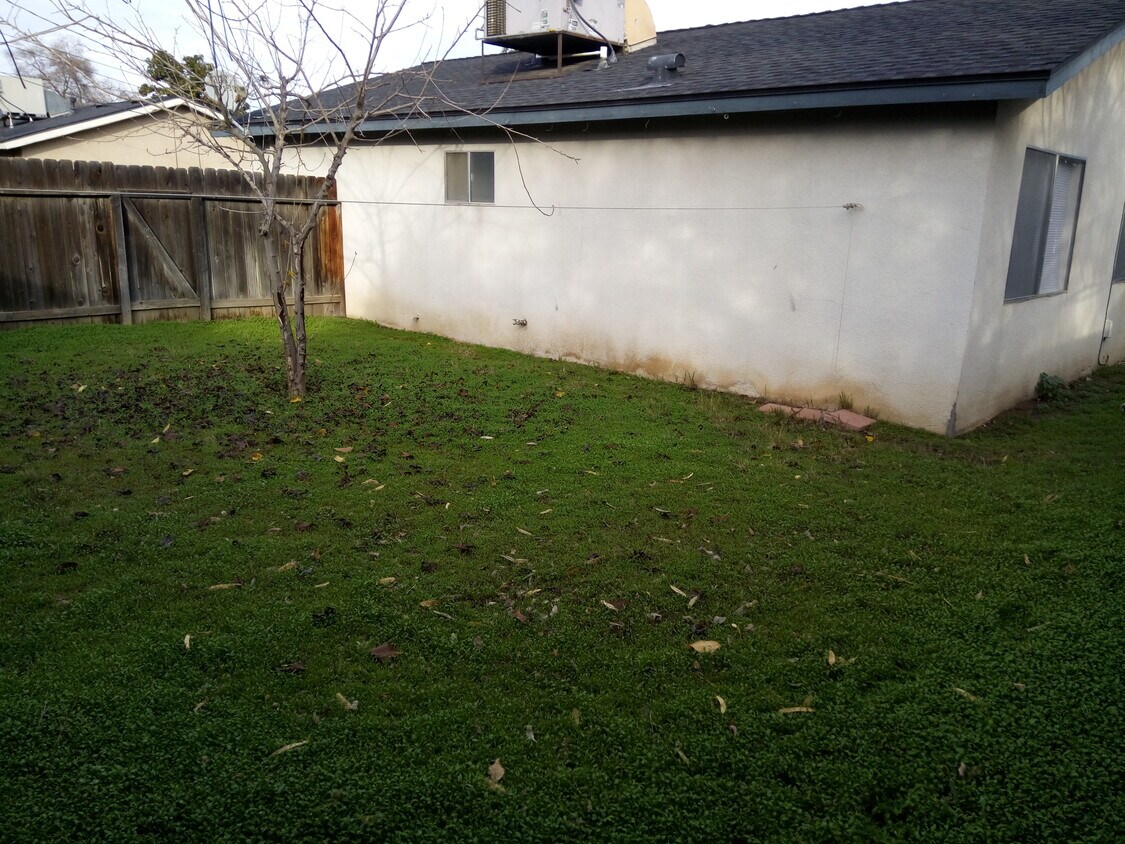 Primary Photo - 3237 N Fowler Ave