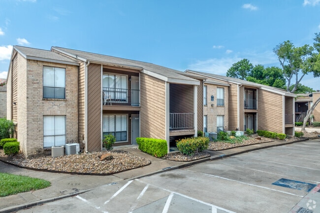 Alternar - Estates at Westchase