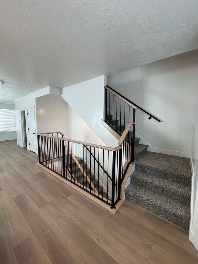 Foto del edificio - Freshly Updated Townhome with Walk-In Clos...