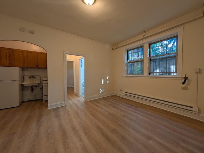 Building Photo - 2532 N Sawyer Ave