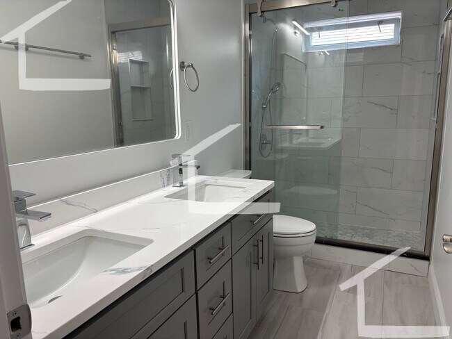 Foto del edificio - NO FEE Luxury Duplex near NEU w Laundry in...