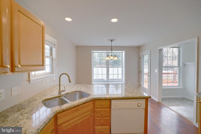 Building Photo - 8 Longwood Dr