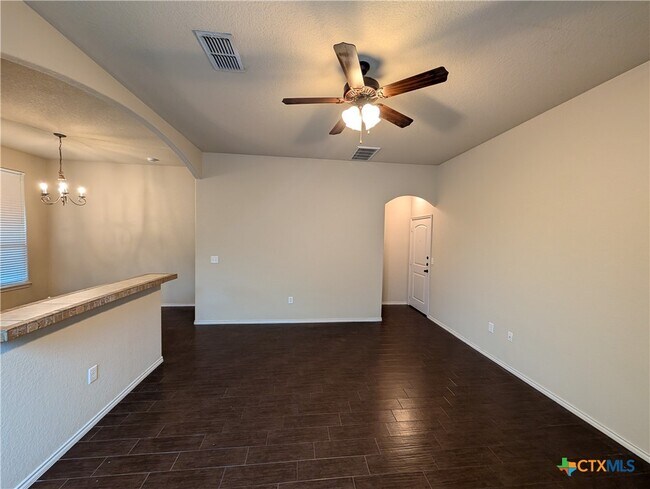 Foto del edificio - 669 Creekside Cir