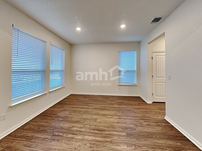 Building Photo - 421 Pebble Bend